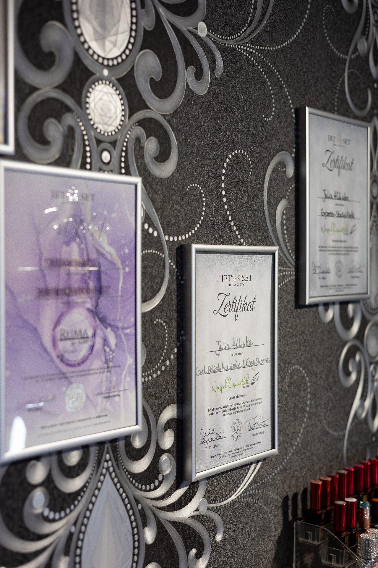 Zertifikate und Produkte im Studio von Glam Nails & Beauty